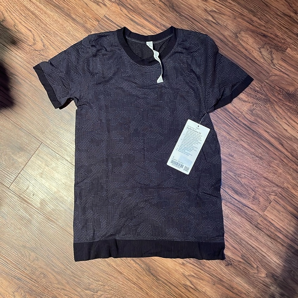Lululemon size 4 shirt NWT